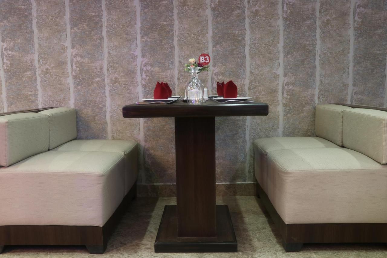 Marinha Airport Hotel Kathmandu Buitenkant foto