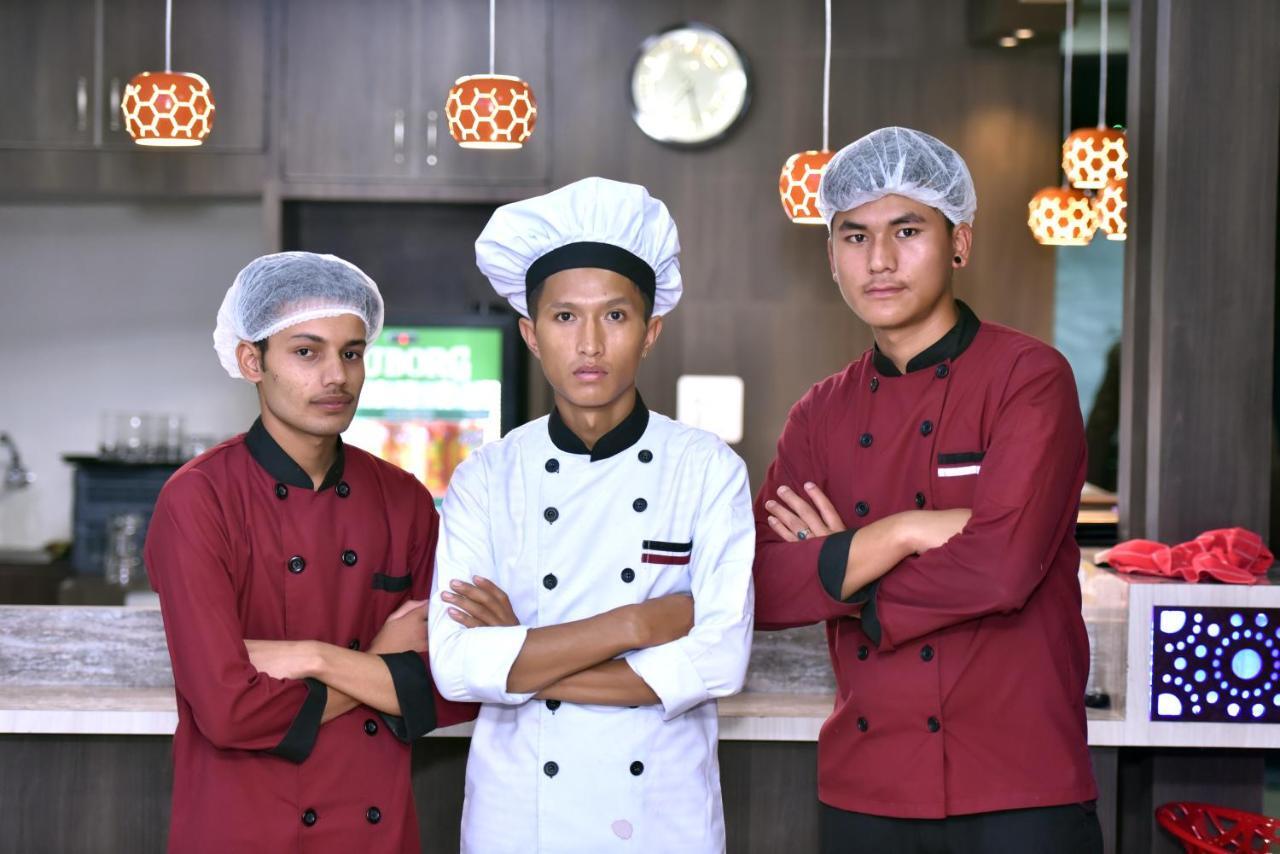 Marinha Airport Hotel Kathmandu Buitenkant foto